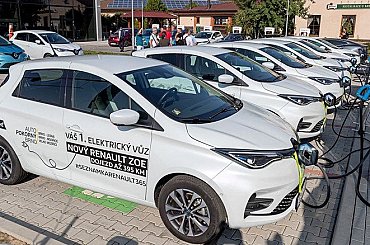 Strašák evropských automobilek. I ze zlatého Fiatu musel elektromotor ven