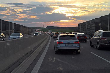 Automobilky dostanú viac času na splnenie emisných cieľov, zhodli sa štáty Európskej únie