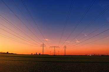 Cena elektřiny na burze 2025: Aktuální graf, prognóza vývoje a dodavatelé v Česku