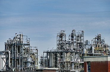 Rafinerie Paramo byla loni opět ve ztrátě, dosáhla 32 milionů korun