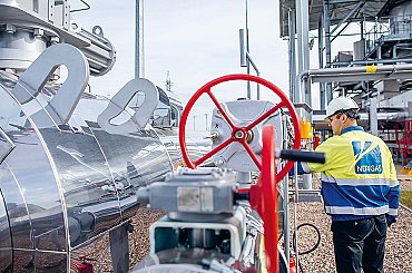 Katar kvůli směrnici hrozí ukončením dodávek LNG do EU, Exxon mluví o odchodu