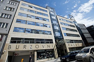 Ceny ropy dnes klesají, trh se připravuje na přebytek suroviny