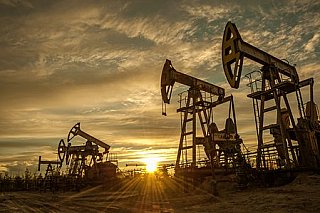 Ceny ropy se v závěru týdne skoro nemění, Brent se drží nad 61 USD